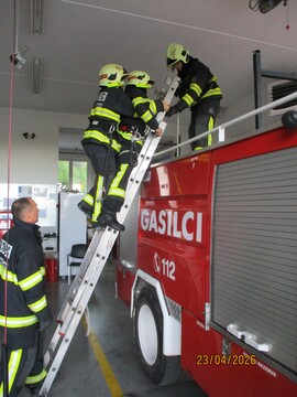 Redne vaje gasilcev - reševanje po lestvi v PGD Škocjan